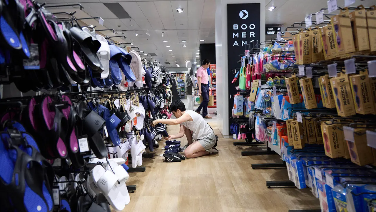 Inicio de la campaña de Rebajas de Verano en El Corte Inglés de Pamplona. IÑIGO ALZUGARAY