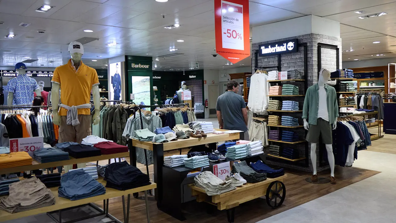 Inicio de la campaña de Rebajas de Verano en El Corte Inglés de Pamplona. IÑIGO ALZUGARAY
