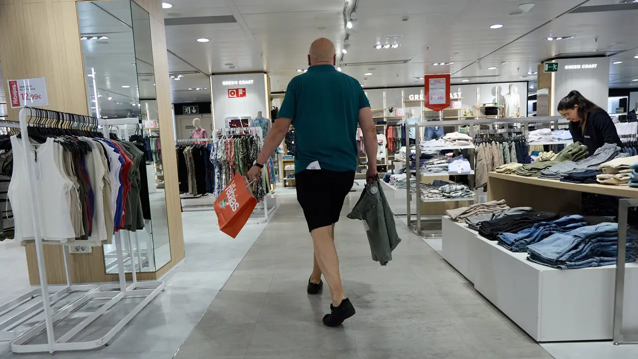 Inicio de la campaña de Rebajas de Verano en El Corte Inglés de Pamplona. IÑIGO ALZUGARAY