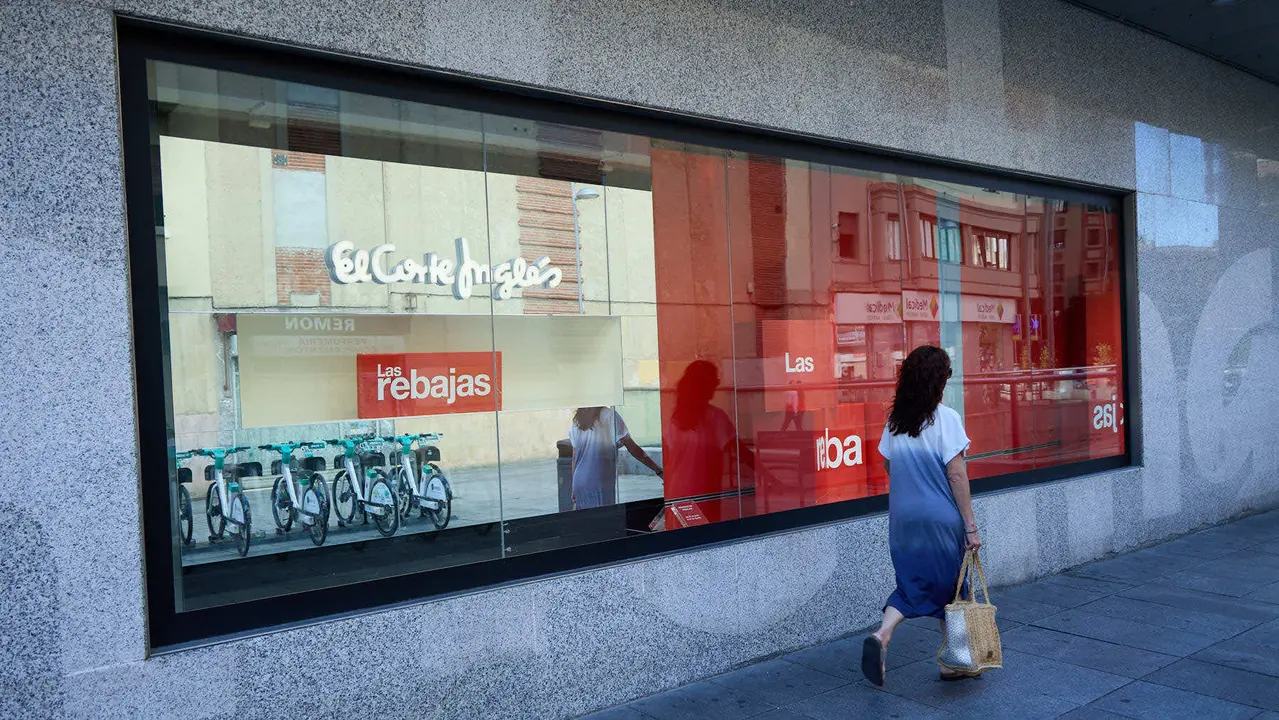 Inicio de la campaña de Rebajas de Verano en El Corte Inglés de Pamplona. IÑIGO ALZUGARAY