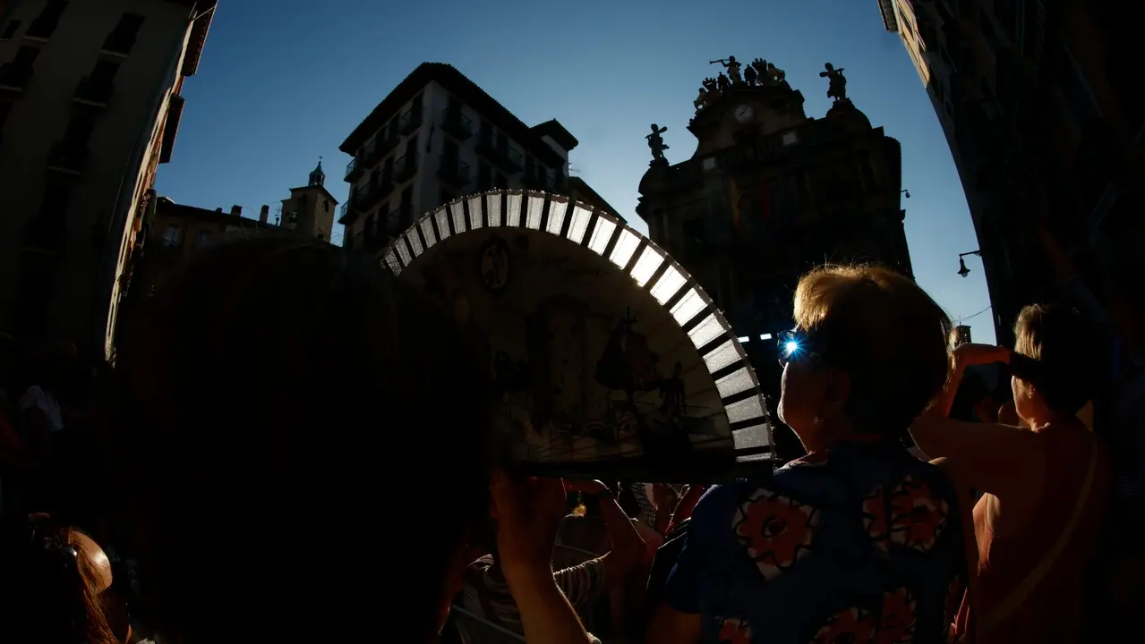La banda de música La Pamplonesa anuncia la llegada de las fiestas de San Fermín este viernes con su tradicional concierto presanferminero, integrado por temas festivos. Pasacalles, pasodobles, himnos de las peñas, marchas o jotas sonarán desde el escenario de la plaza Consistorial bajo la batuta del músico pamplonés Jesús Garisoain, subdirector de la formación. EFE/ Jesús Diges