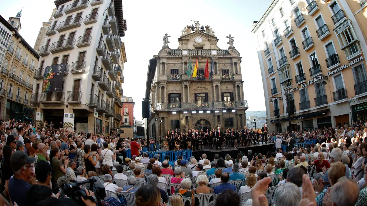 La banda de música La Pamplonesa anuncia la llegada de las fiestas de San Fermín este viernes con su tradicional concierto presanferminero, integrado por temas festivos. Pasacalles, pasodobles, himnos de las peñas, marchas o jotas sonarán desde el escenario de la plaza Consistorial bajo la batuta del músico pamplonés Jesús Garisoain, subdirector de la formación. EFE/ Jesús Diges
