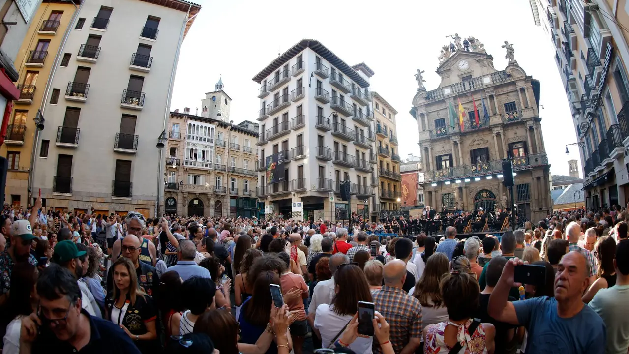 La banda de música La Pamplonesa anuncia la llegada de las fiestas de San Fermín este viernes con su tradicional concierto presanferminero, integrado por temas festivos. Pasacalles, pasodobles, himnos de las peñas, marchas o jotas sonarán desde el escenario de la plaza Consistorial bajo la batuta del músico pamplonés Jesús Garisoain, subdirector de la formación. EFE/ Jesús Diges