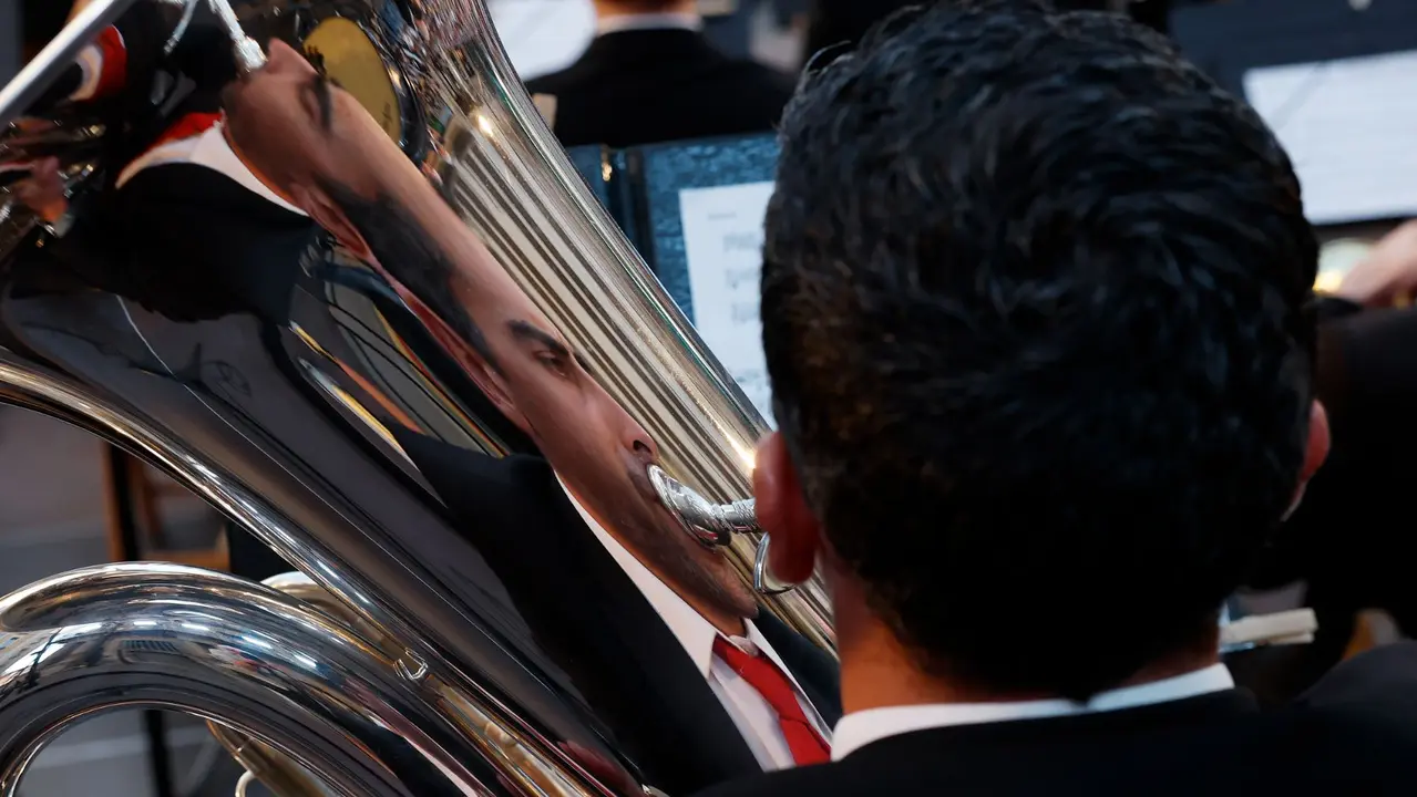 La banda de música La Pamplonesa anuncia la llegada de las fiestas de San Fermín este viernes con su tradicional concierto presanferminero, integrado por temas festivos. Pasacalles, pasodobles, himnos de las peñas, marchas o jotas sonarán desde el escenario de la plaza Consistorial bajo la batuta del músico pamplonés Jesús Garisoain, subdirector de la formación. EFE/ Jesús Diges