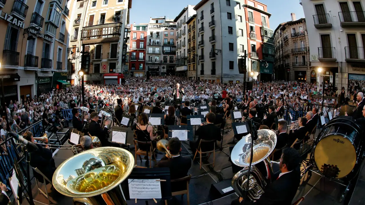 La banda de música La Pamplonesa anuncia la llegada de las fiestas de San Fermín este viernes con su tradicional concierto presanferminero, integrado por temas festivos. Pasacalles, pasodobles, himnos de las peñas, marchas o jotas sonarán desde el escenario de la plaza Consistorial bajo la batuta del músico pamplonés Jesús Garisoain, subdirector de la formación. EFE/ Jesús Diges