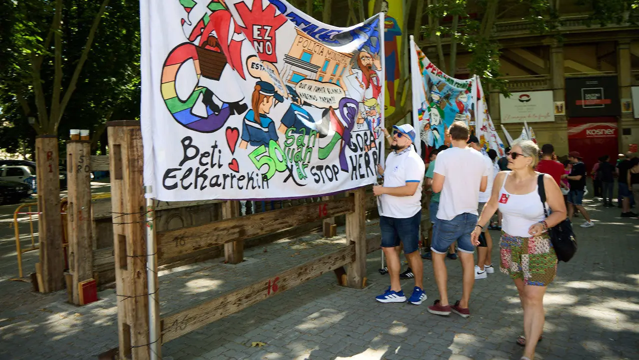 Presentación de las pancartas sanfermineras en el callejón de la Plaza de Toros de Pamplona, con motivo del Día de las Peñas 2025. IÑIGO ALZUGARAY