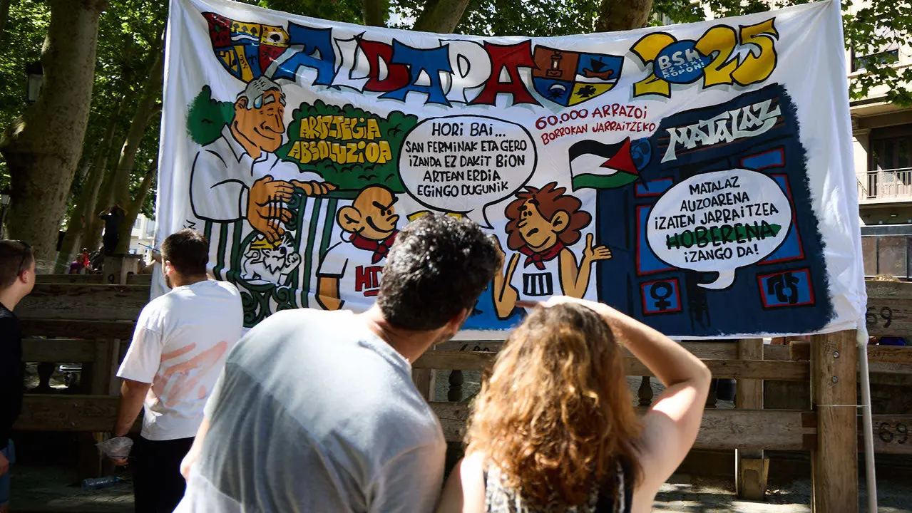 Presentación de las pancartas sanfermineras en el callejón de la Plaza de Toros de Pamplona, con motivo del Día de las Peñas 2025. IÑIGO ALZUGARAY