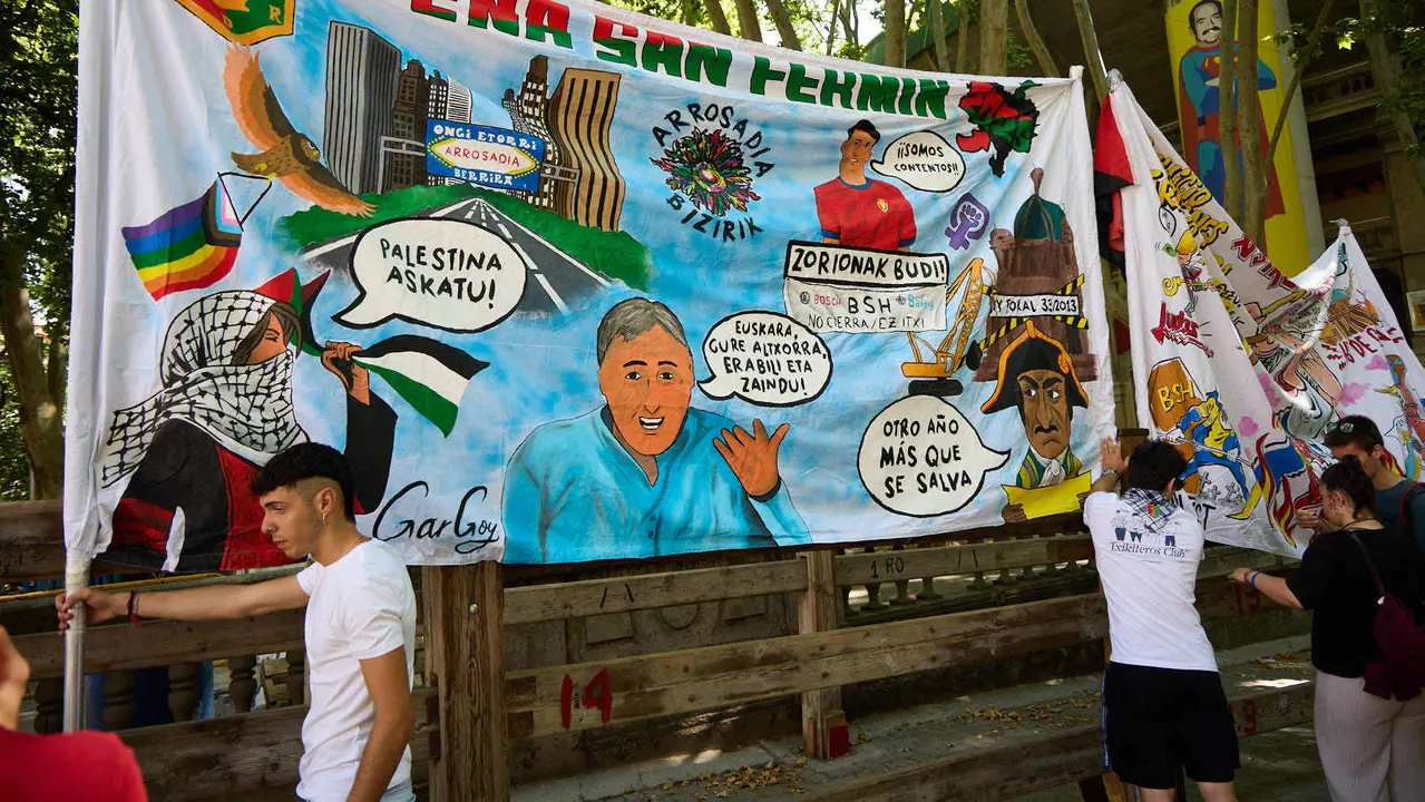 Presentación de las pancartas sanfermineras en el callejón de la Plaza de Toros de Pamplona, con motivo del Día de las Peñas 2025. IÑIGO ALZUGARAY