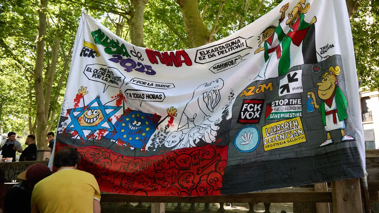 Presentación de las pancartas sanfermineras en el callejón de la Plaza de Toros de Pamplona, con motivo del Día de las Peñas 2025. IÑIGO ALZUGARAY