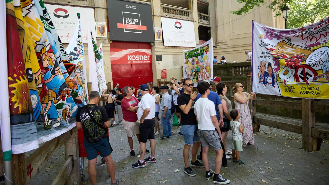 Presentación de las pancartas sanfermineras en el callejón de la Plaza de Toros de Pamplona, con motivo del Día de las Peñas 2025. IÑIGO ALZUGARAY