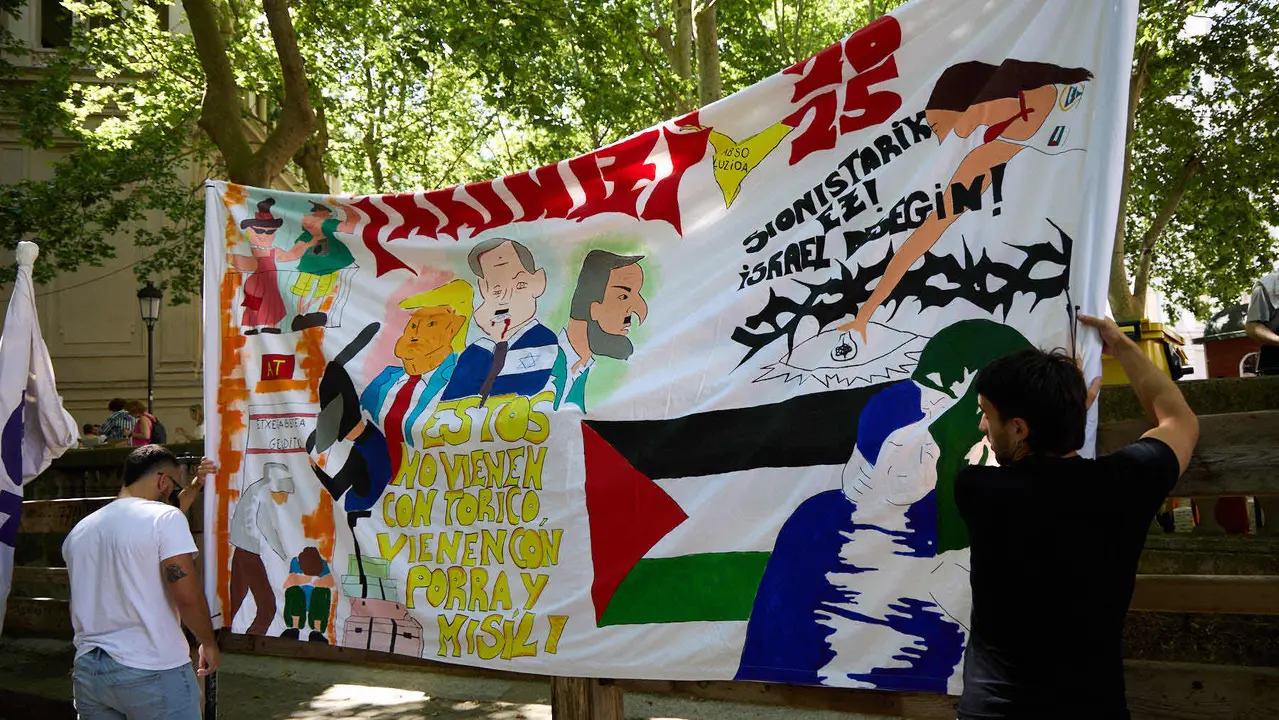Presentación de las pancartas sanfermineras en el callejón de la Plaza de Toros de Pamplona, con motivo del Día de las Peñas 2025. IÑIGO ALZUGARAY