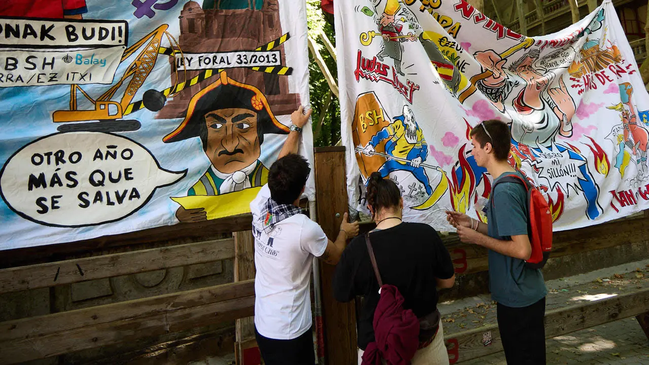Presentación de las pancartas sanfermineras en el callejón de la Plaza de Toros de Pamplona, con motivo del Día de las Peñas 2025. IÑIGO ALZUGARAY