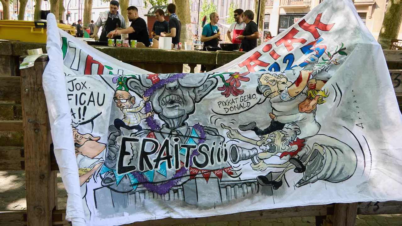 Presentación de las pancartas sanfermineras en el callejón de la Plaza de Toros de Pamplona, con motivo del Día de las Peñas 2025. IÑIGO ALZUGARAY