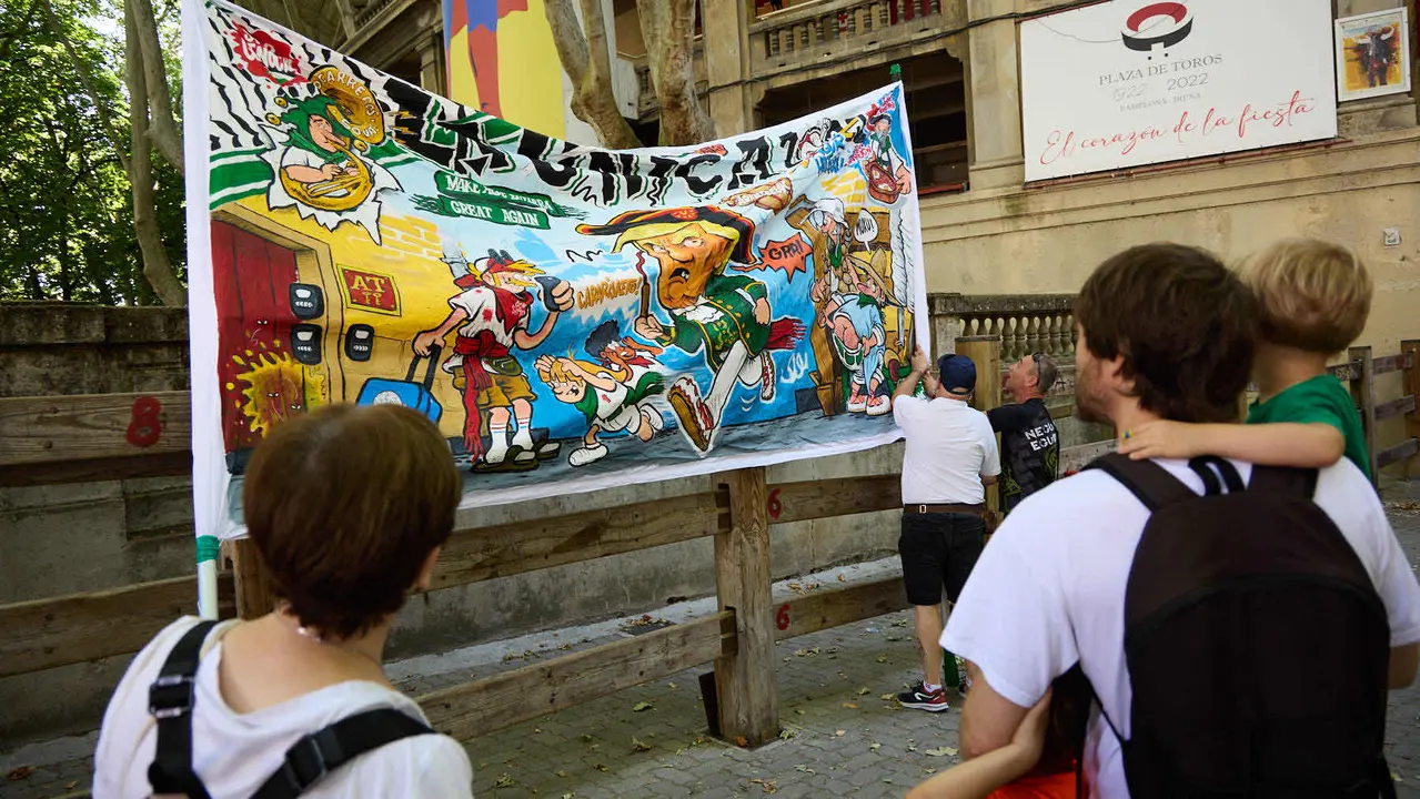 Presentación de las pancartas sanfermineras en el callejón de la Plaza de Toros de Pamplona, con motivo del Día de las Peñas 2025. IÑIGO ALZUGARAY