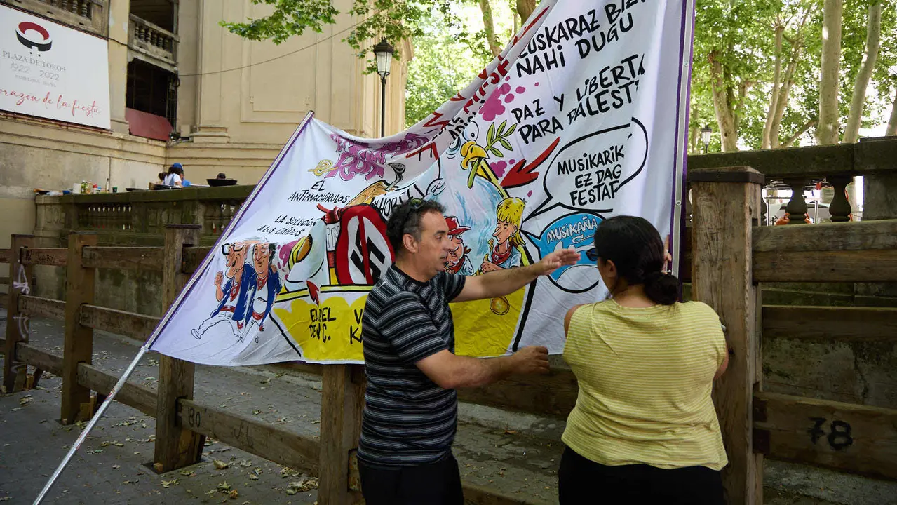 Presentación de las pancartas sanfermineras en el callejón de la Plaza de Toros de Pamplona, con motivo del Día de las Peñas 2025. IÑIGO ALZUGARAY