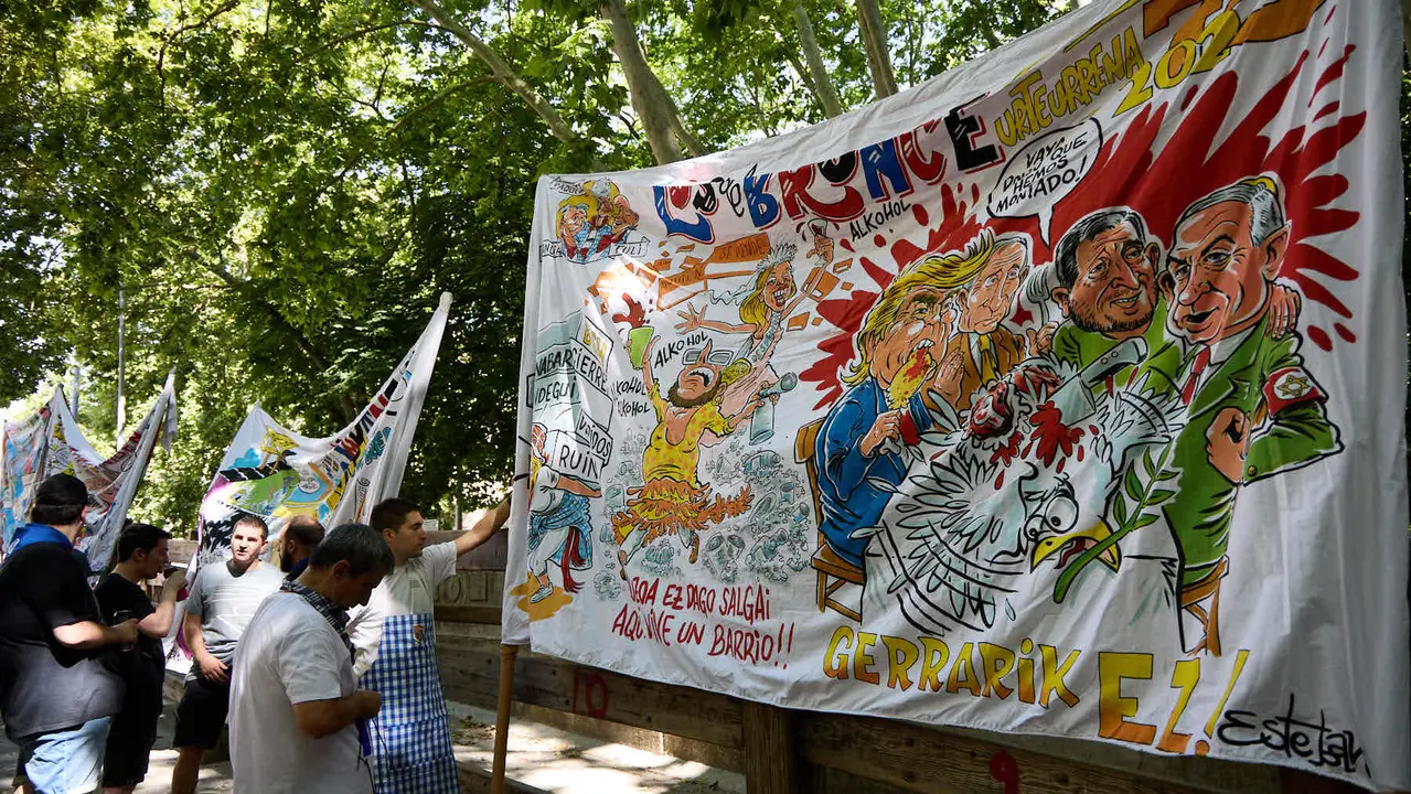 Presentación de las pancartas sanfermineras en el callejón de la Plaza de Toros de Pamplona, con motivo del Día de las Peñas 2025. IÑIGO ALZUGARAY