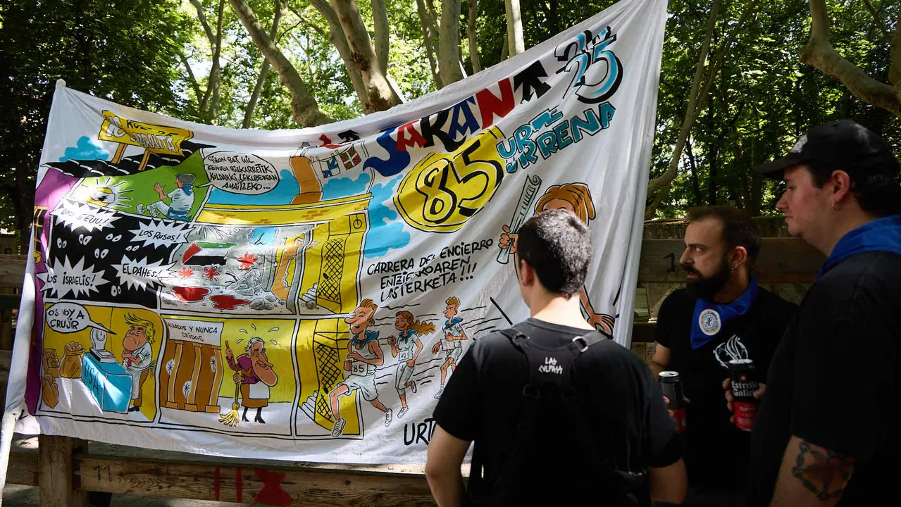 Presentación de las pancartas sanfermineras en el callejón de la Plaza de Toros de Pamplona, con motivo del Día de las Peñas 2025. IÑIGO ALZUGARAY