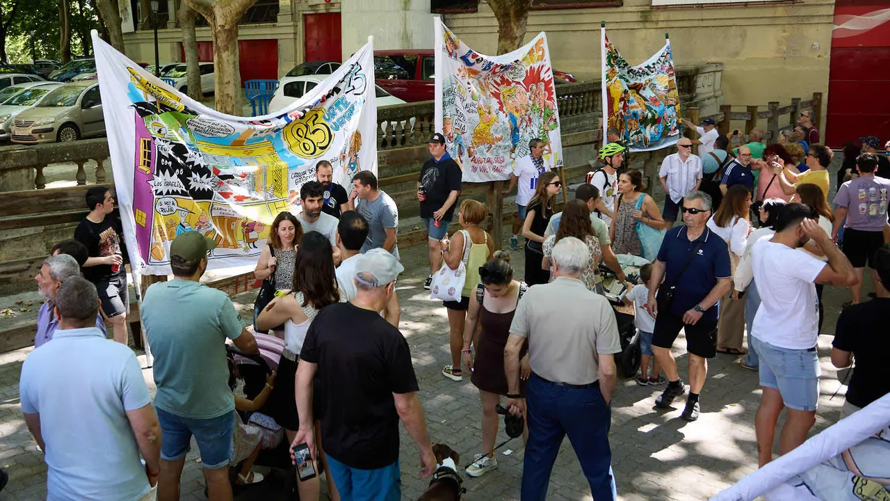 Presentación de las pancartas sanfermineras en el callejón de la Plaza de Toros de Pamplona, con motivo del Día de las Peñas 2025. IÑIGO ALZUGARAY