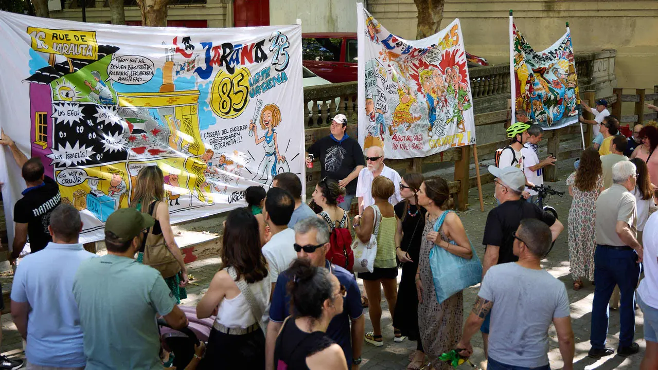 Presentación de las pancartas sanfermineras en el callejón de la Plaza de Toros de Pamplona, con motivo del Día de las Peñas 2025. IÑIGO ALZUGARAY