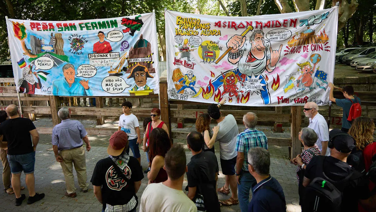 Presentación de las pancartas sanfermineras en el callejón de la Plaza de Toros de Pamplona, con motivo del Día de las Peñas 2025. IÑIGO ALZUGARAY