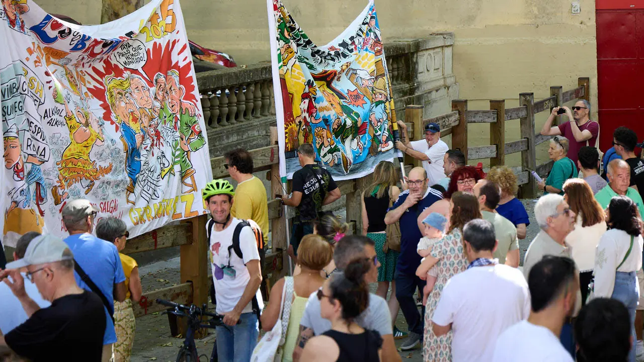 Presentación de las pancartas sanfermineras en el callejón de la Plaza de Toros de Pamplona, con motivo del Día de las Peñas 2025. IÑIGO ALZUGARAY
