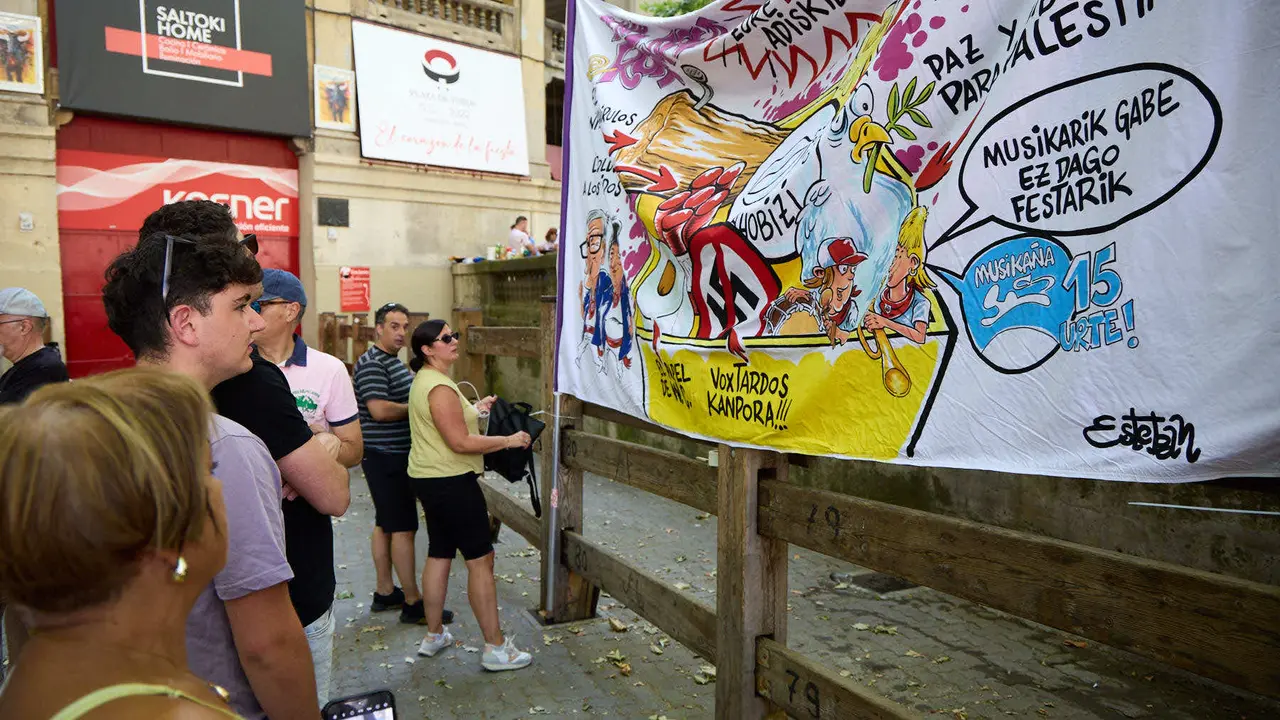Presentación de las pancartas sanfermineras en el callejón de la Plaza de Toros de Pamplona, con motivo del Día de las Peñas 2025. IÑIGO ALZUGARAY