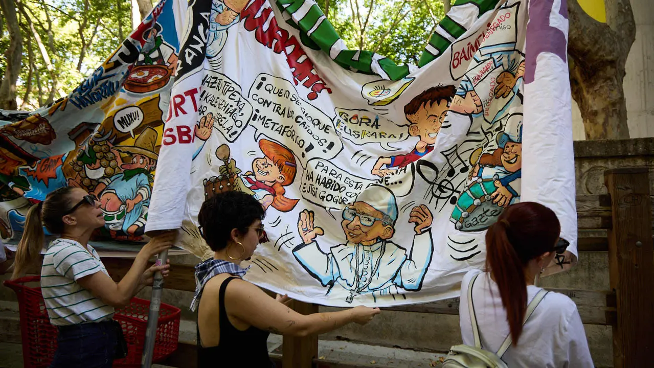 Presentación de las pancartas sanfermineras en el callejón de la Plaza de Toros de Pamplona, con motivo del Día de las Peñas 2025. IÑIGO ALZUGARAY