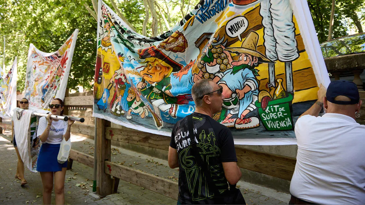 Presentación de las pancartas sanfermineras en el callejón de la Plaza de Toros de Pamplona, con motivo del Día de las Peñas 2025. IÑIGO ALZUGARAY