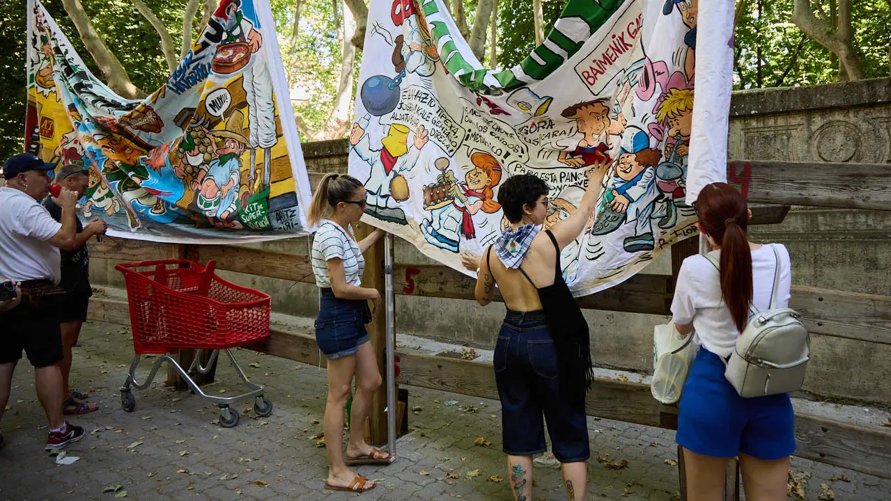 Presentación de las pancartas sanfermineras en el callejón de la Plaza de Toros de Pamplona, con motivo del Día de las Peñas 2025. IÑIGO ALZUGARAY