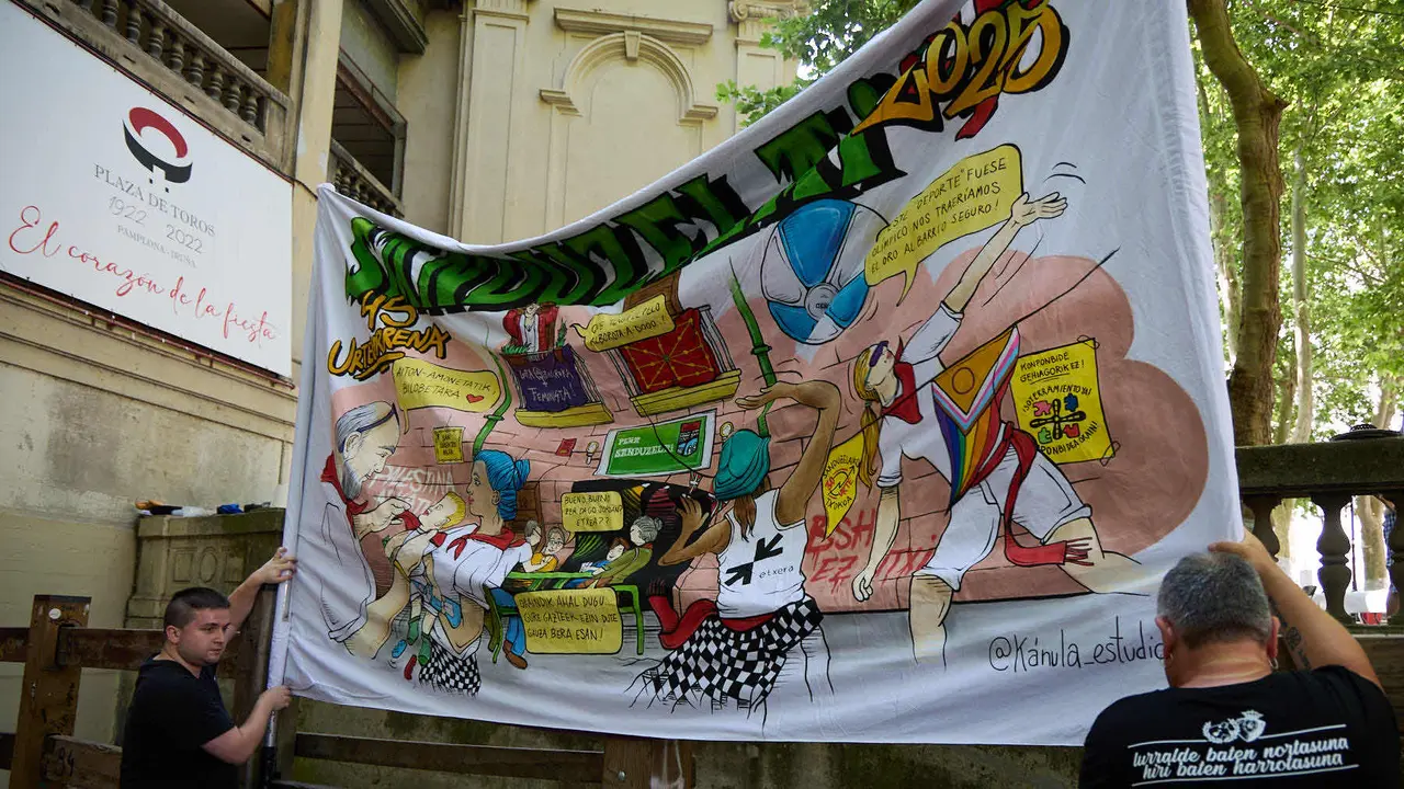 Presentación de las pancartas sanfermineras en el callejón de la Plaza de Toros de Pamplona, con motivo del Día de las Peñas 2025. IÑIGO ALZUGARAY
