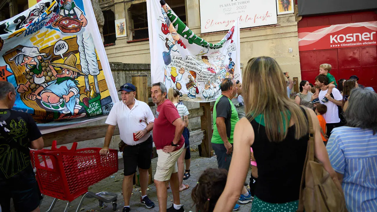 Presentación de las pancartas sanfermineras en el callejón de la Plaza de Toros de Pamplona, con motivo del Día de las Peñas 2025. IÑIGO ALZUGARAY