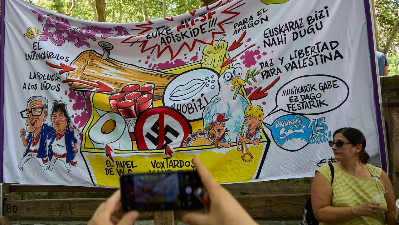 Presentación de las pancartas sanfermineras en el callejón de la Plaza de Toros de Pamplona, con motivo del Día de las Peñas 2025. IÑIGO ALZUGARAY