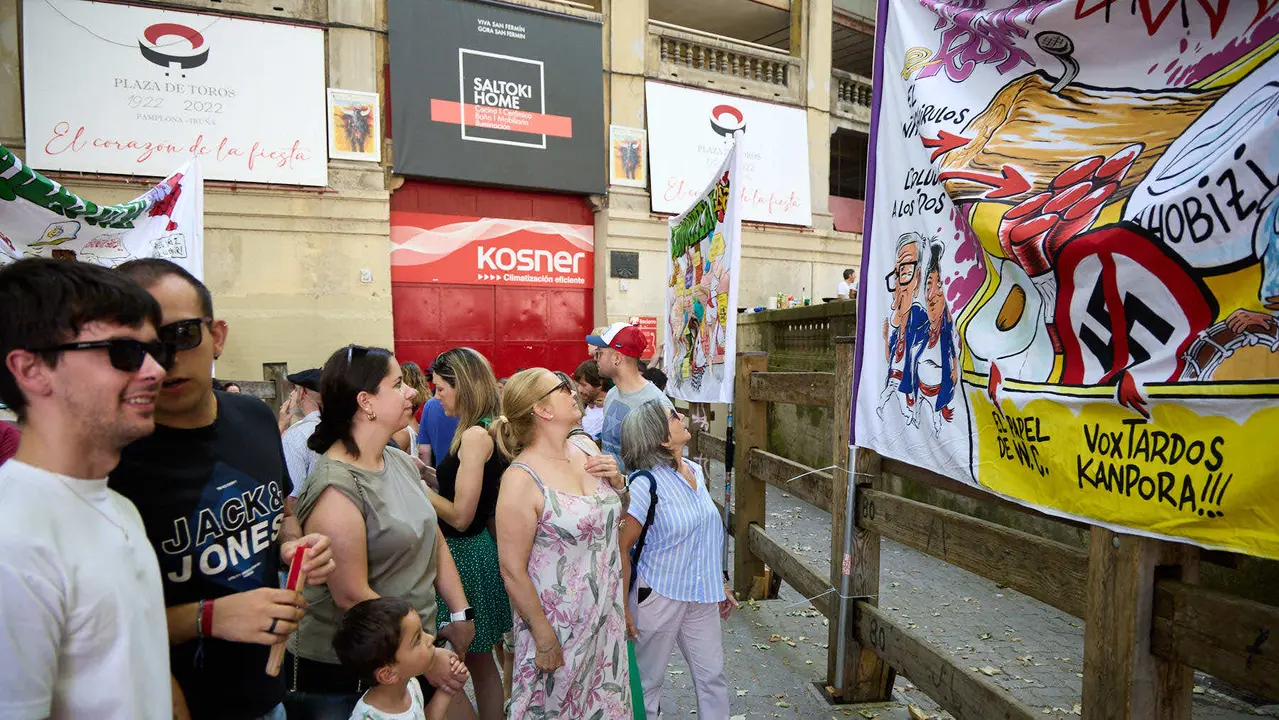 Presentación de las pancartas sanfermineras en el callejón de la Plaza de Toros de Pamplona, con motivo del Día de las Peñas 2025. IÑIGO ALZUGARAY