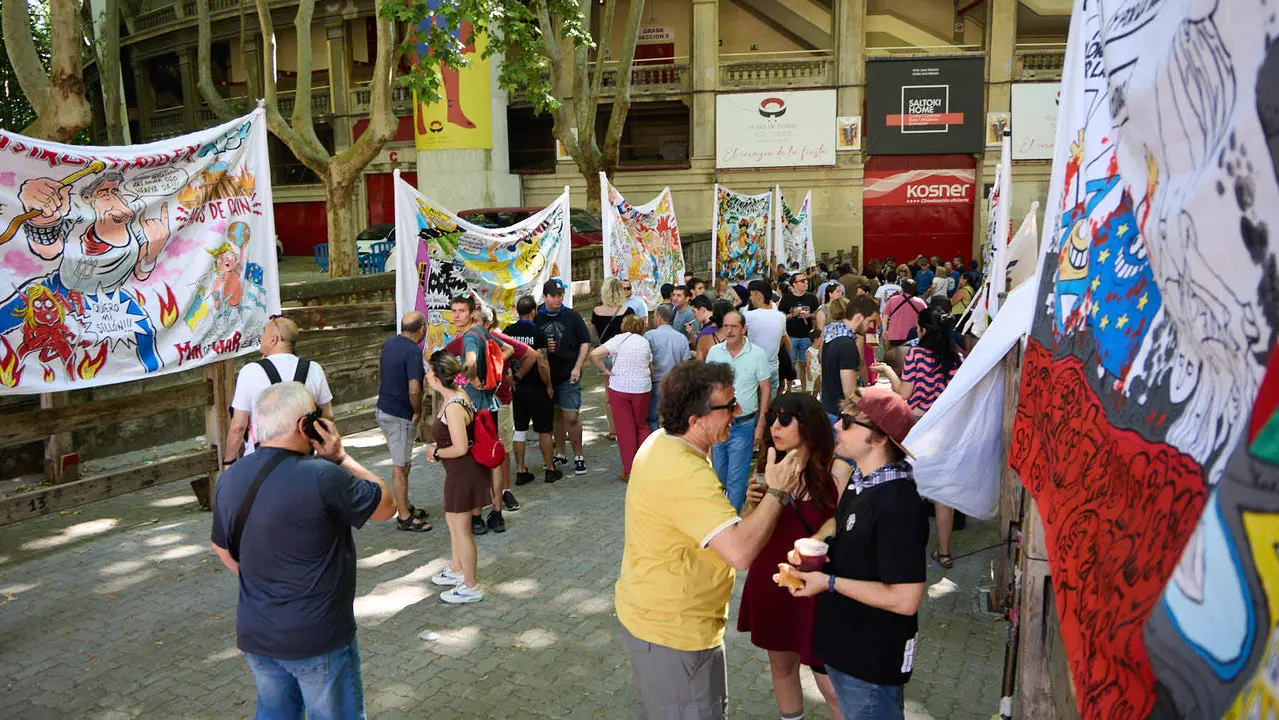 Presentación de las pancartas sanfermineras en el callejón de la Plaza de Toros de Pamplona, con motivo del Día de las Peñas 2025. IÑIGO ALZUGARAY