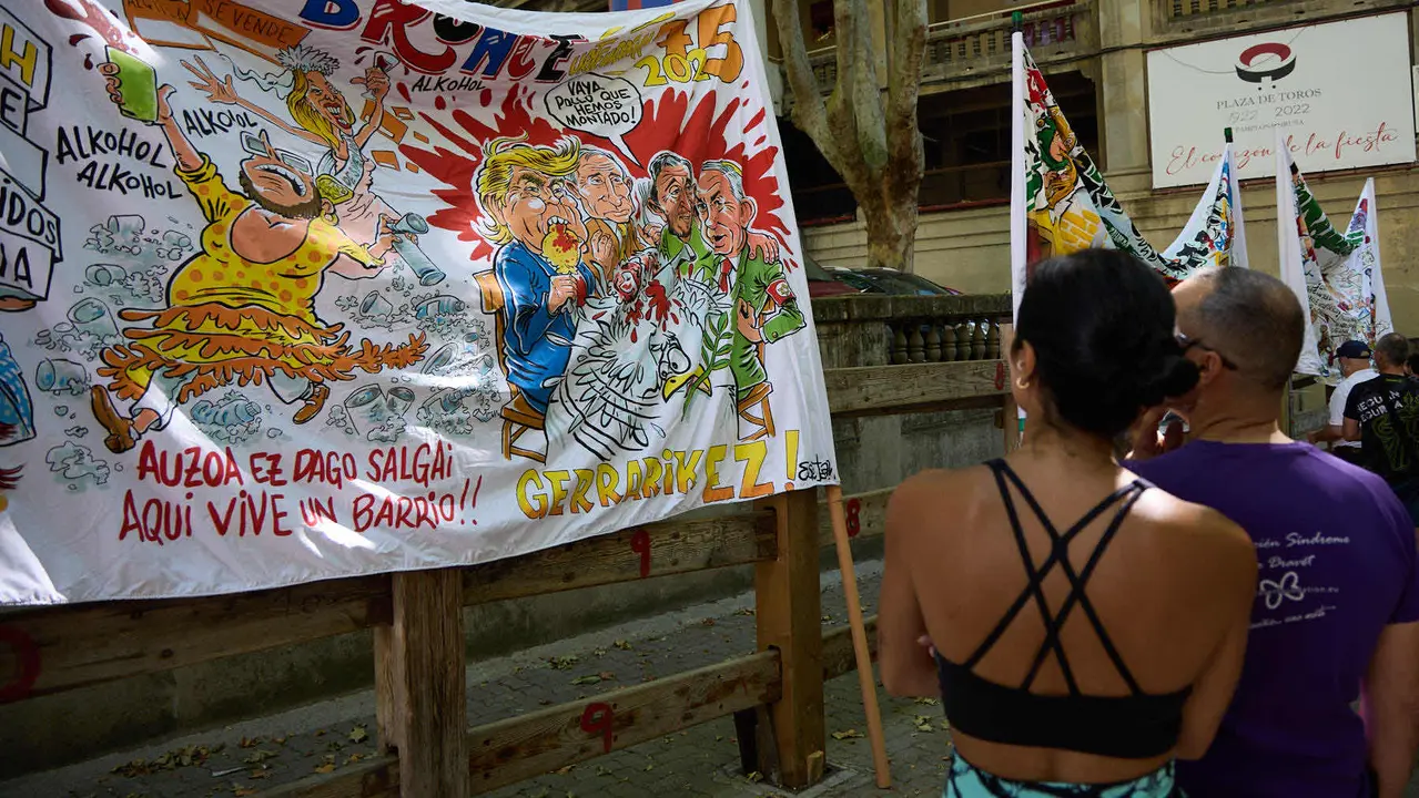Presentación de las pancartas sanfermineras en el callejón de la Plaza de Toros de Pamplona, con motivo del Día de las Peñas 2025. IÑIGO ALZUGARAY