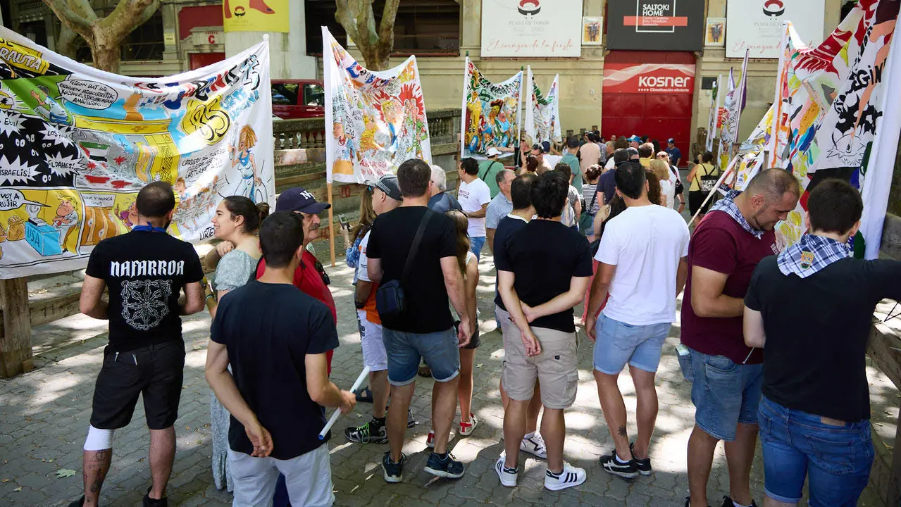Presentación de las pancartas sanfermineras en el callejón de la Plaza de Toros de Pamplona, con motivo del Día de las Peñas 2025. IÑIGO ALZUGARAY