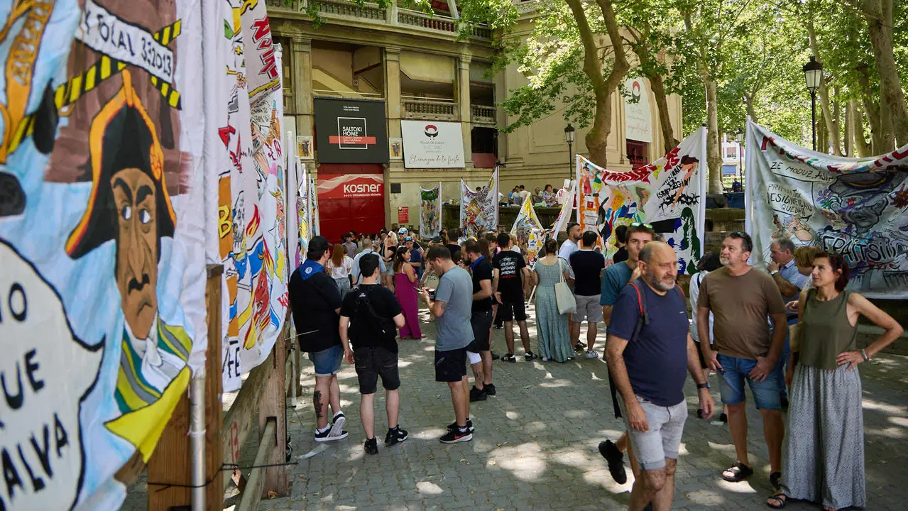 Presentación de las pancartas sanfermineras en el callejón de la Plaza de Toros de Pamplona, con motivo del Día de las Peñas 2025. IÑIGO ALZUGARAY