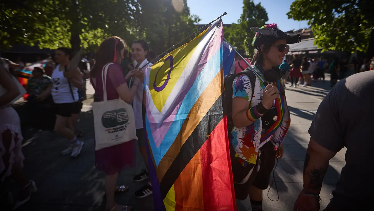 Manifestación convocada por la plataforma 28J con motivo del Día Internacional del Orgullo LGTBI+ en Pamplona. IÑIGO ALZUGARAY