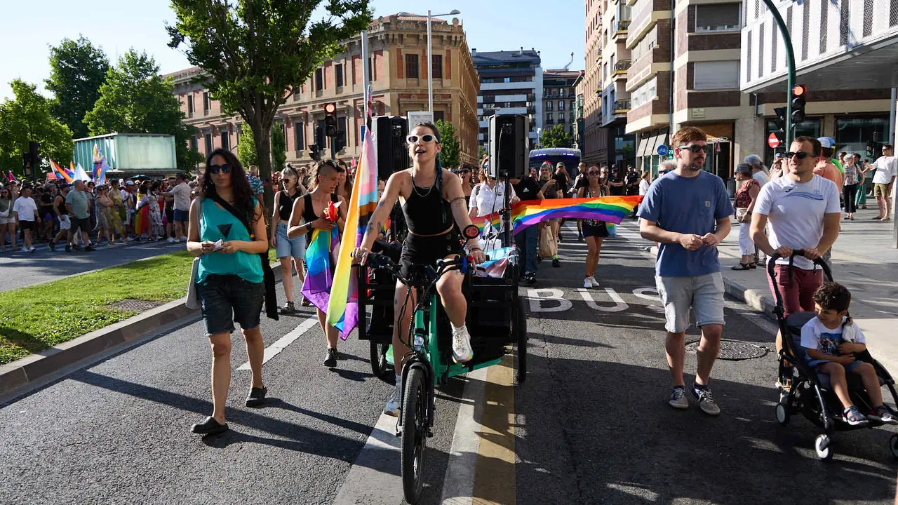 Manifestación convocada por la plataforma 28J con motivo del Día Internacional del Orgullo LGTBI+ en Pamplona. IÑIGO ALZUGARAY