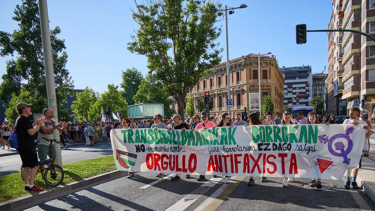 Manifestación convocada por la plataforma 28J con motivo del Día Internacional del Orgullo LGTBI+ en Pamplona. IÑIGO ALZUGARAY