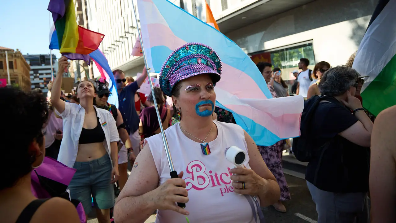 Manifestación convocada por la plataforma 28J con motivo del Día Internacional del Orgullo LGTBI+ en Pamplona. IÑIGO ALZUGARAY