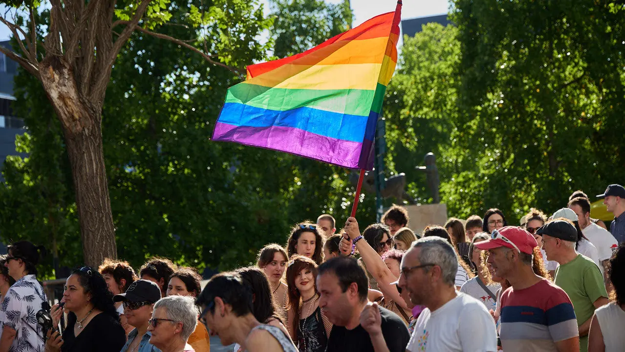 Manifestación convocada por la plataforma 28J con motivo del Día Internacional del Orgullo LGTBI+ en Pamplona. IÑIGO ALZUGARAY