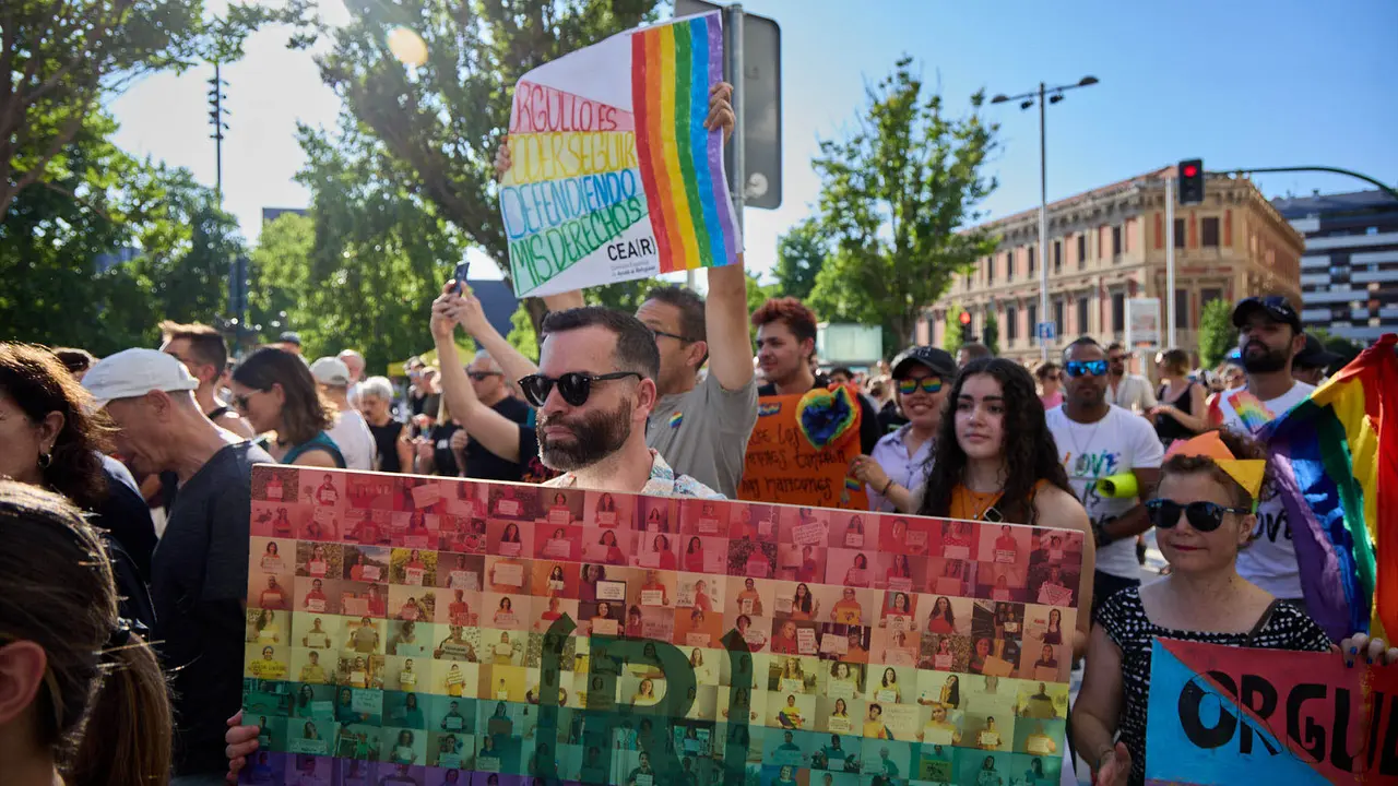 Manifestación convocada por la plataforma 28J con motivo del Día Internacional del Orgullo LGTBI+ en Pamplona. IÑIGO ALZUGARAY