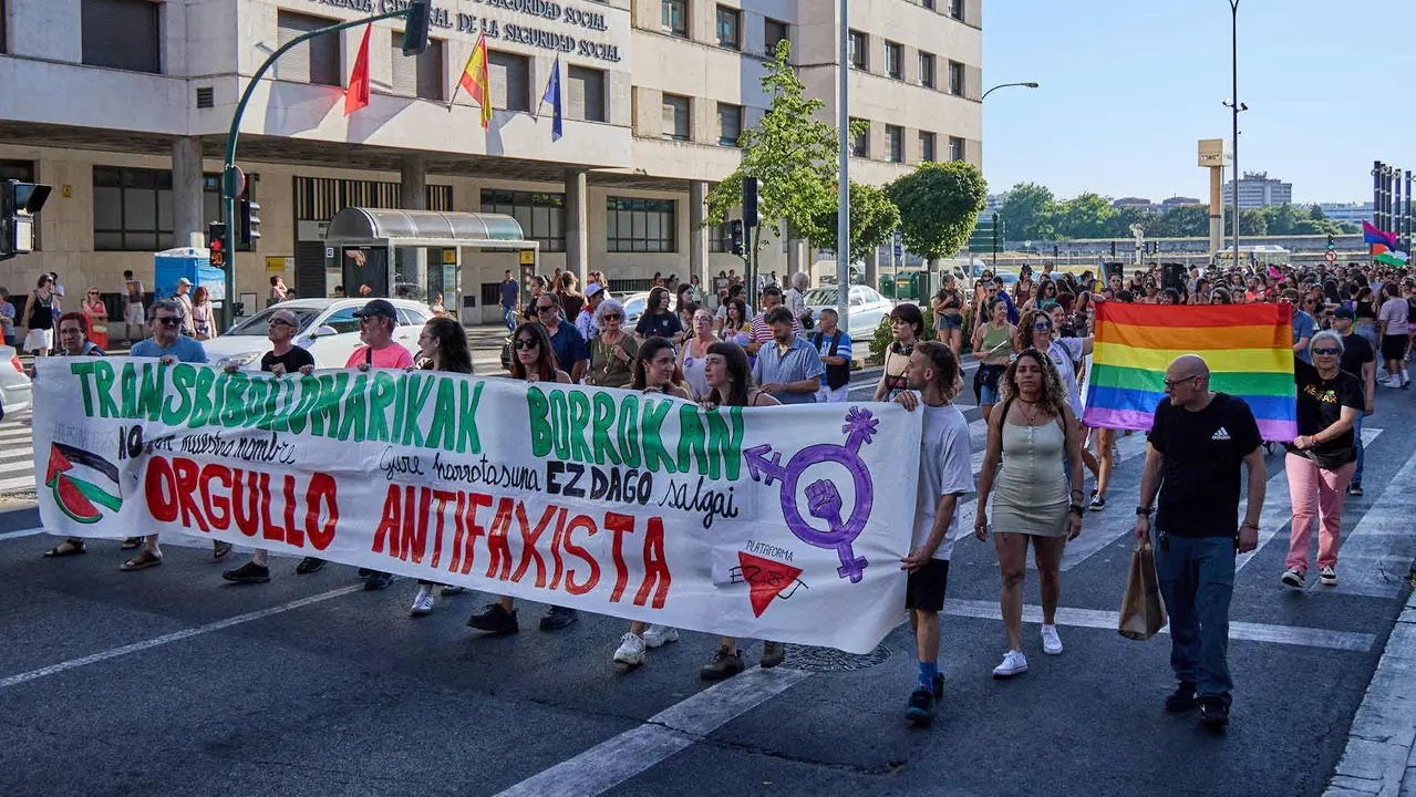 Manifestación convocada por la plataforma 28J con motivo del Día Internacional del Orgullo LGTBI+ en Pamplona. IÑIGO ALZUGARAY