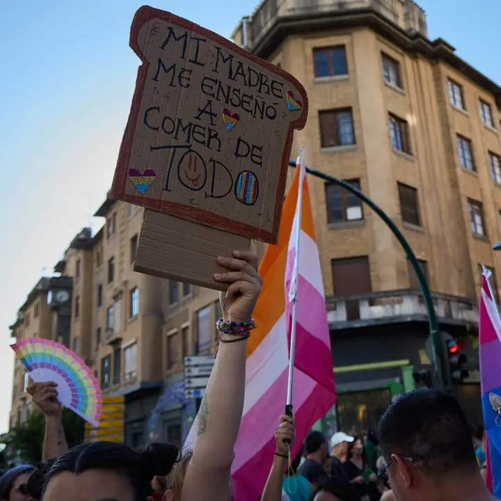 Manifestación convocada por la plataforma 28J con motivo del Día Internacional del Orgullo LGTBI+ en Pamplona. IÑIGO ALZUGARAY