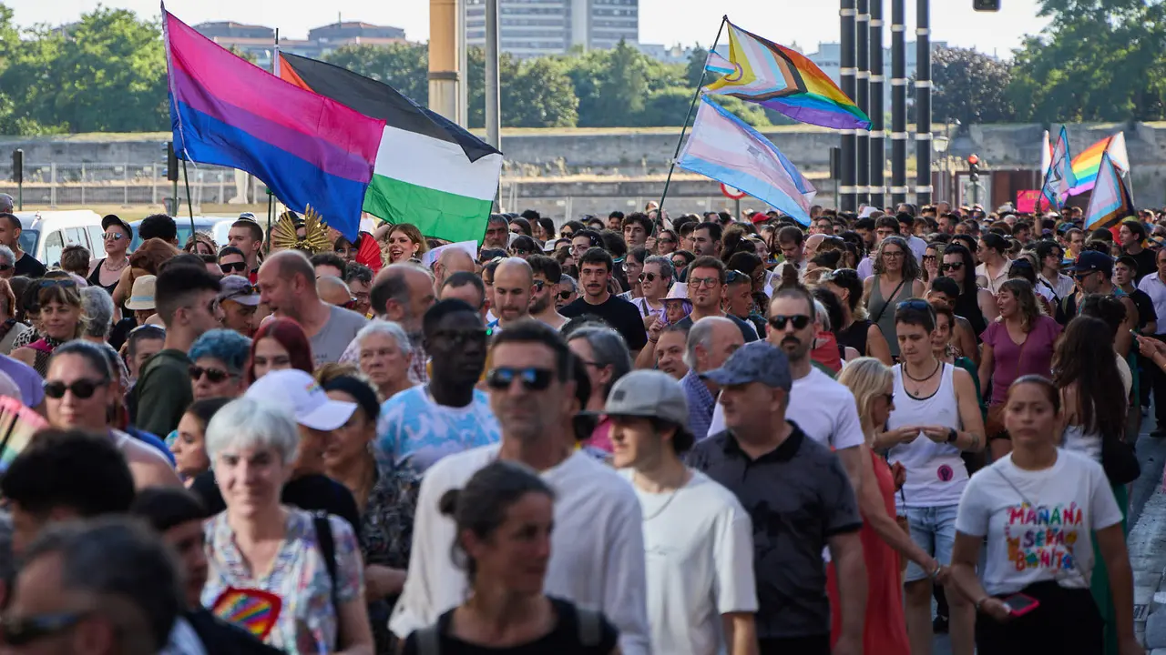 Manifestación convocada por la plataforma 28J con motivo del Día Internacional del Orgullo LGTBI+ en Pamplona. IÑIGO ALZUGARAY