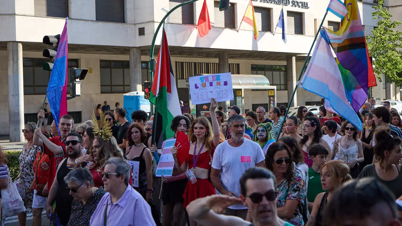 Manifestación convocada por la plataforma 28J con motivo del Día Internacional del Orgullo LGTBI+ en Pamplona. IÑIGO ALZUGARAY