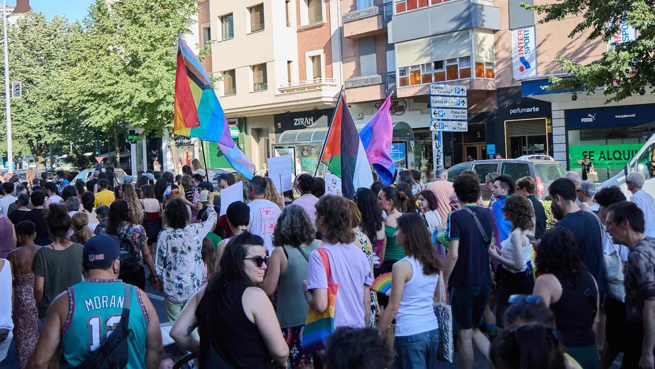 Manifestación convocada por la plataforma 28J con motivo del Día Internacional del Orgullo LGTBI+ en Pamplona. IÑIGO ALZUGARAY