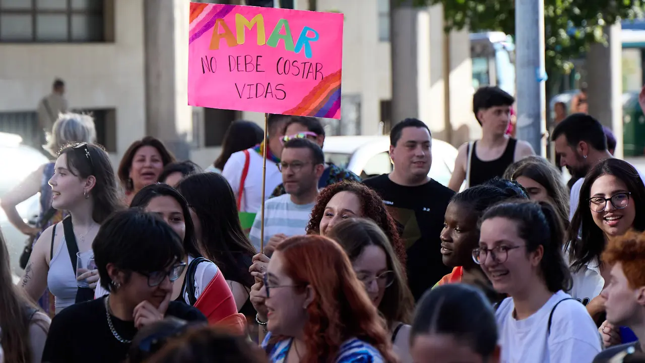Manifestación convocada por la plataforma 28J con motivo del Día Internacional del Orgullo LGTBI+ en Pamplona. IÑIGO ALZUGARAY