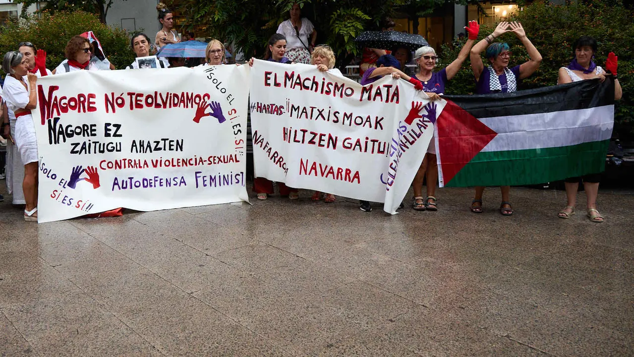 Lunes Lilas realiza un acto de homenaje a Nagore Laffage, asesinada por José Diego Yllanes Vizcay tras intentar violarla en los Sanfermines de 2008. IÑIGO ALZUGARAY